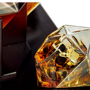 Decanter Whisky Modelo Diamante Pirâmide Com Base Madeira e Dois Copos