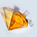Decanter Whisky Modelo Diamante Pirâmide Com Base Madeira e Dois Copos