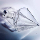 Decanter Whisky Modelo Diamante Pirâmide Com Base Madeira e Dois Copos